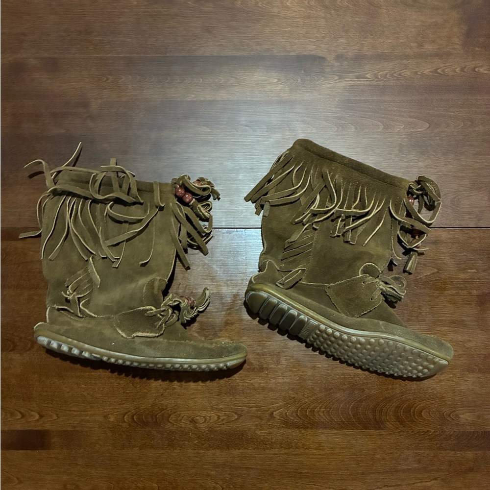 Minnetonka Tan Suede Fringe Moccasins